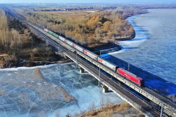 Línea ferroviaria Saisi×Nanyu | ¡350 km/h! El sistema de sincronización horaria de Saisi garantiza el tránsito seguro y veloz de la línea Nanyu.